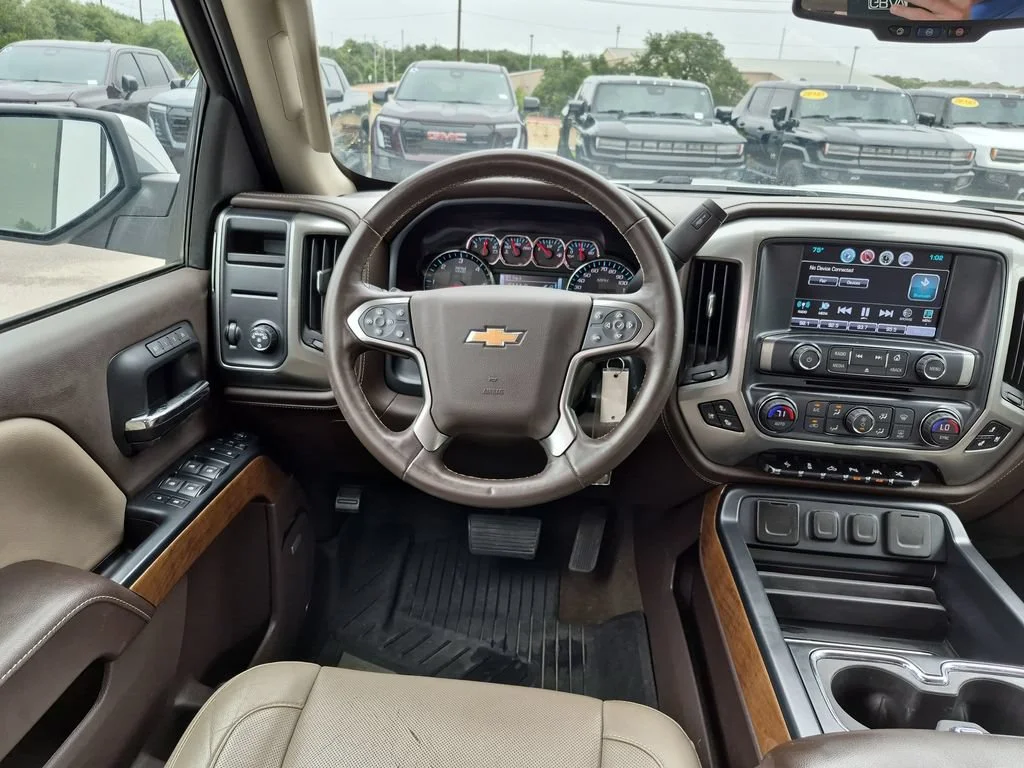 Used 2018 IRIDESCENT PEARL TRICOAT Chevrolet LTZ image 32