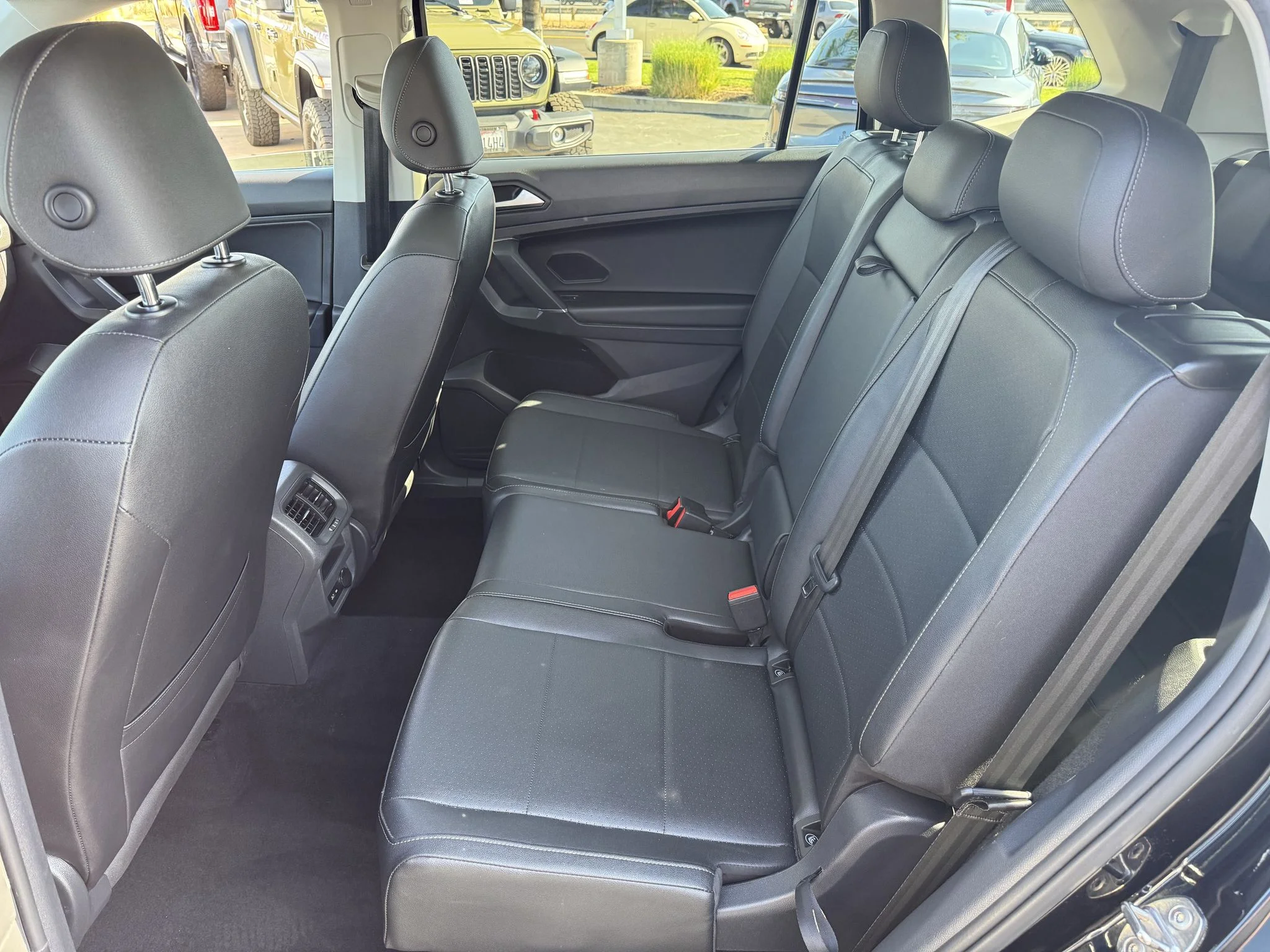 Used 2020 Deep Black Pearl Volkswagen SE image 28