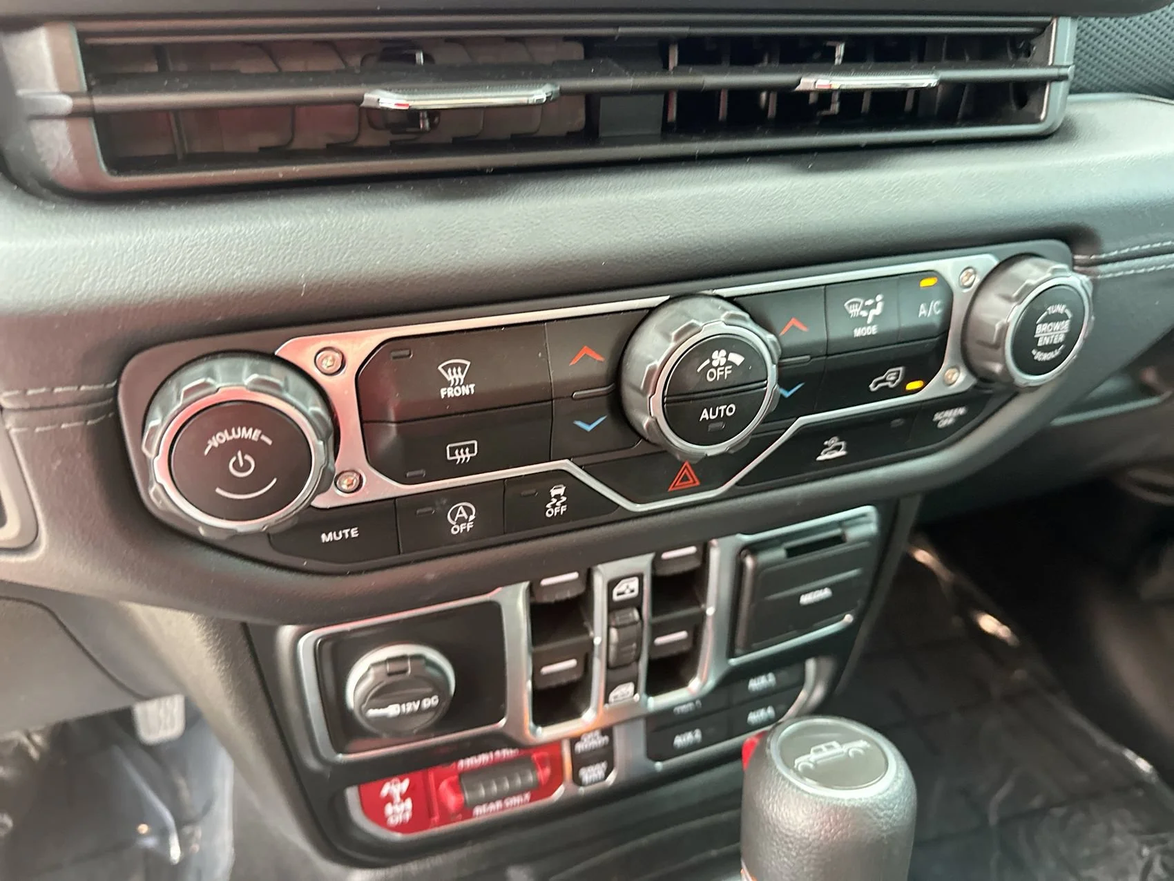 Used 2024 Bright White Clearcoat Jeep Rubicon image 18