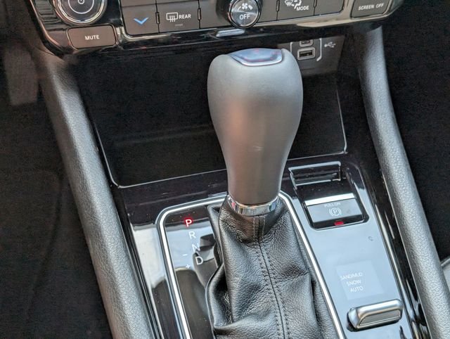 New 2026 Bright White Clearcoat Jeep Latitude image 21