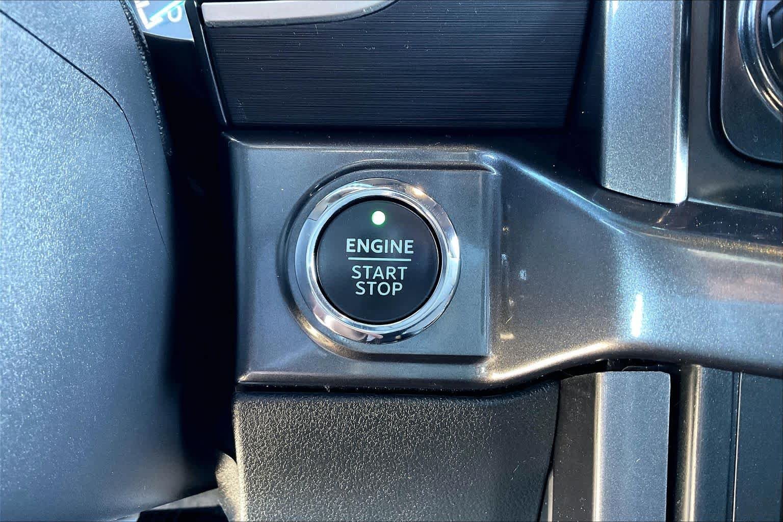 Used 2023 Avalanche Gray Ford XLT image 33