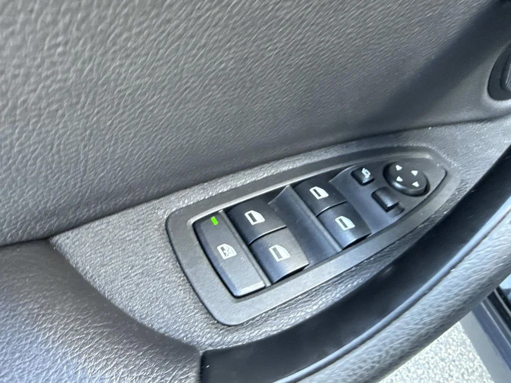 Used 2019 Black BMW sDrive28i image 24