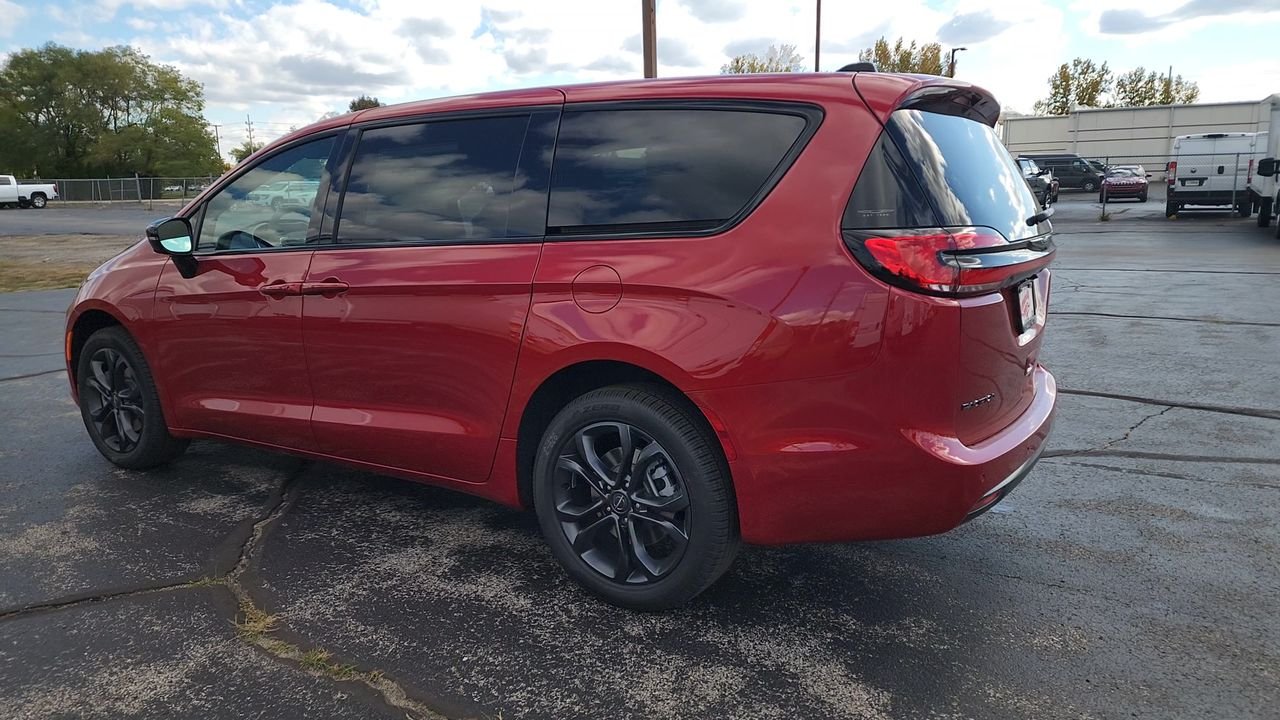 New 2026 Red Hot Pearl-Coat Exterior Paint Chrysler Select image 6