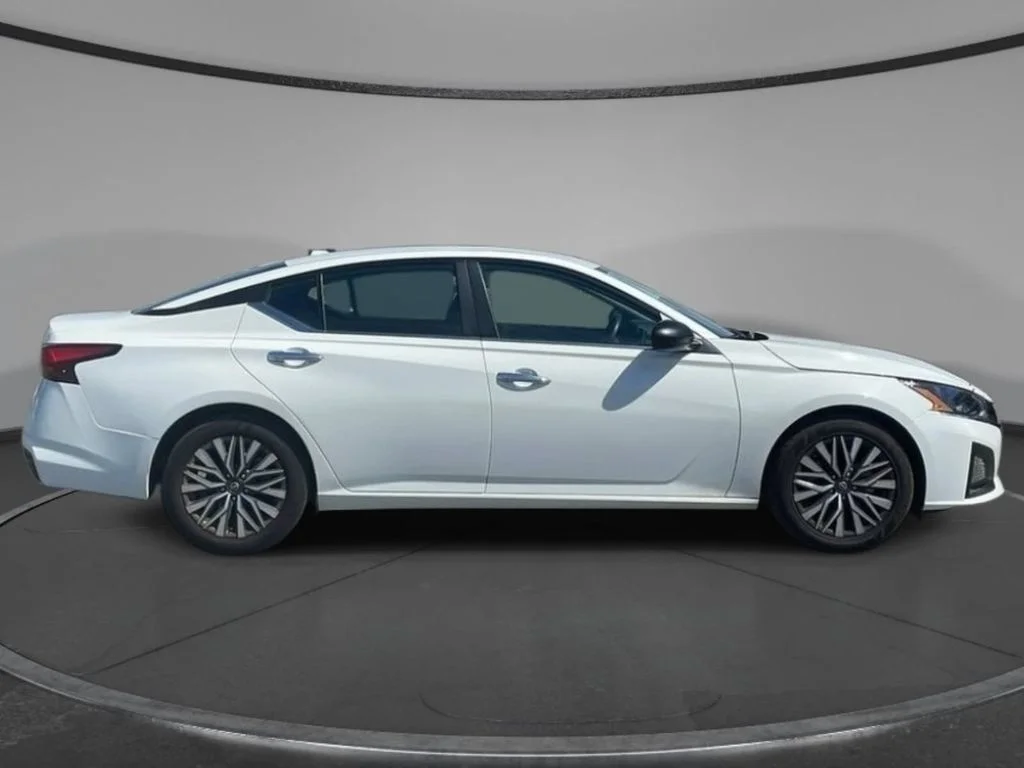 2025 Nissan Altima SV - Photo 6