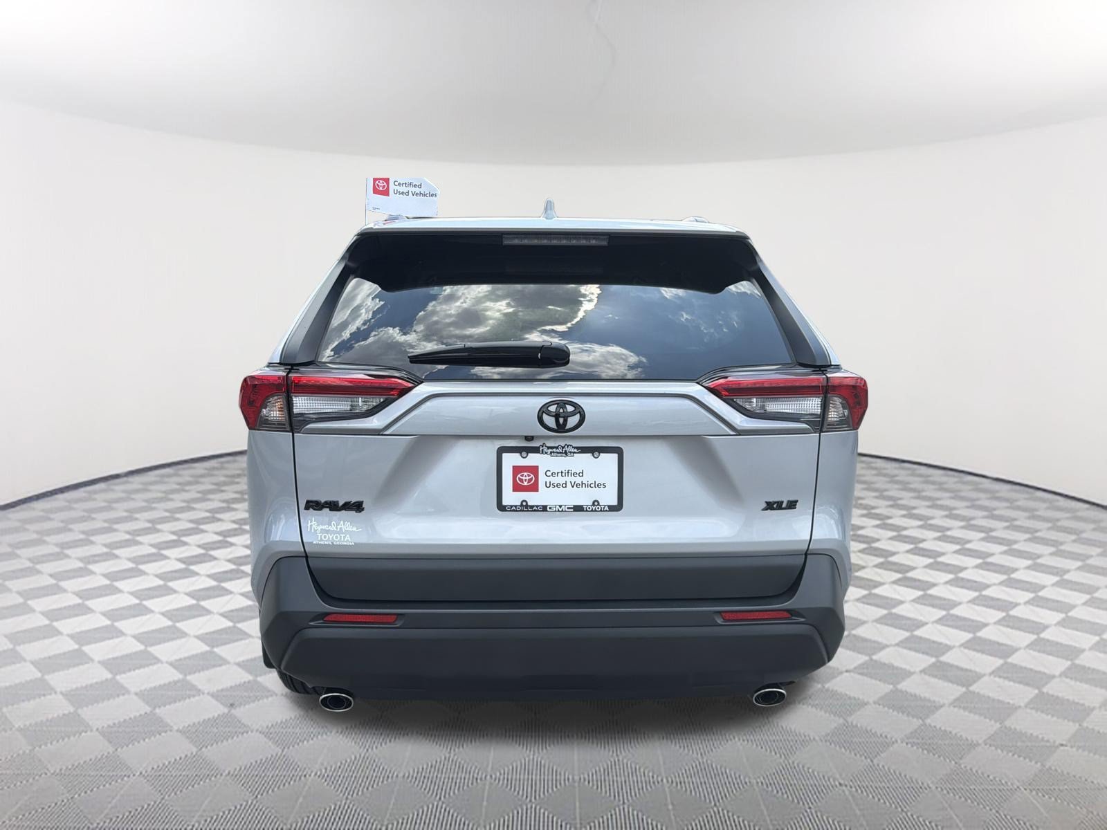 2024 Toyota Venza LE - Photo 16