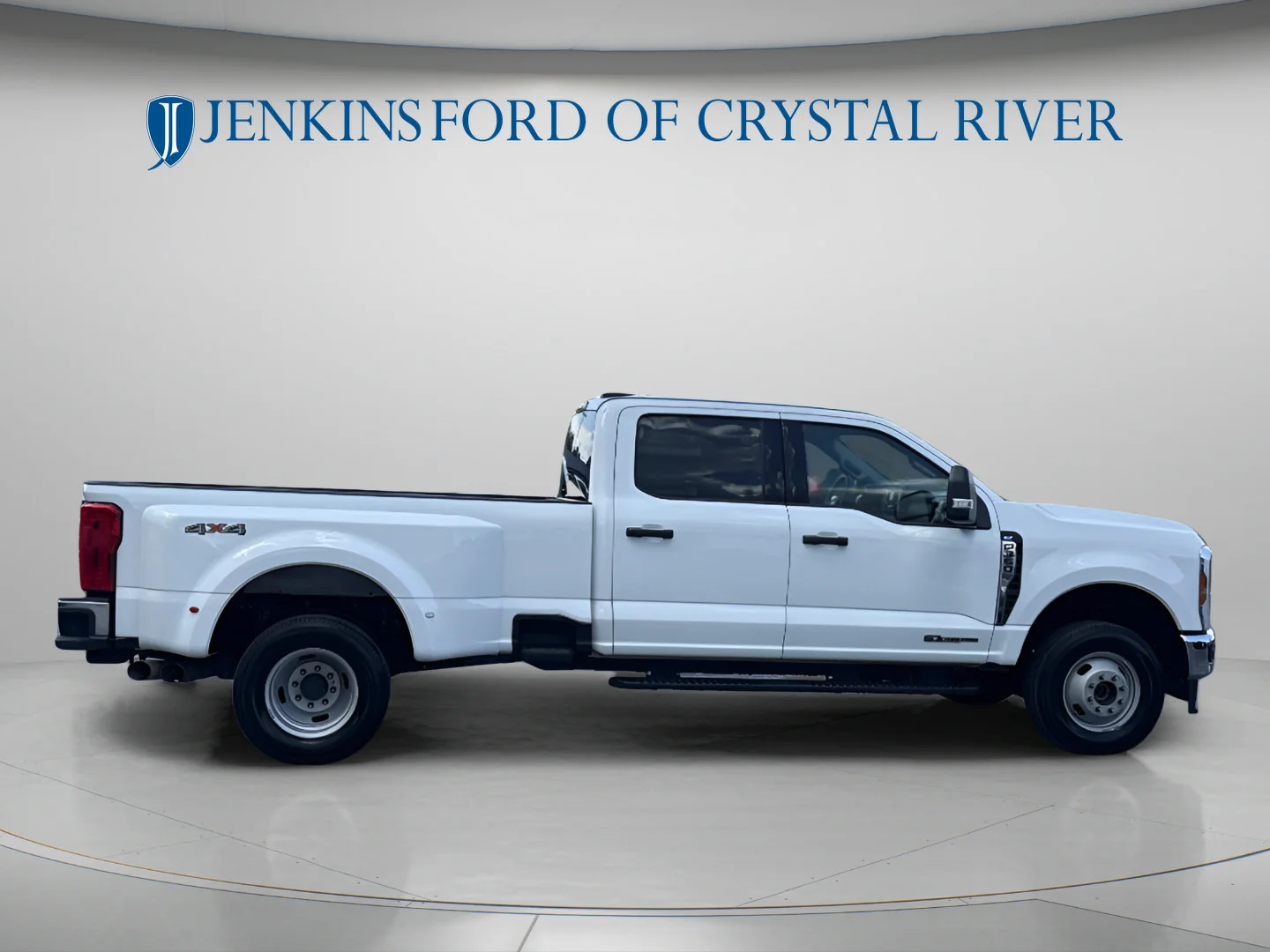 Used 2026 Oxford White Ford XLT image 2