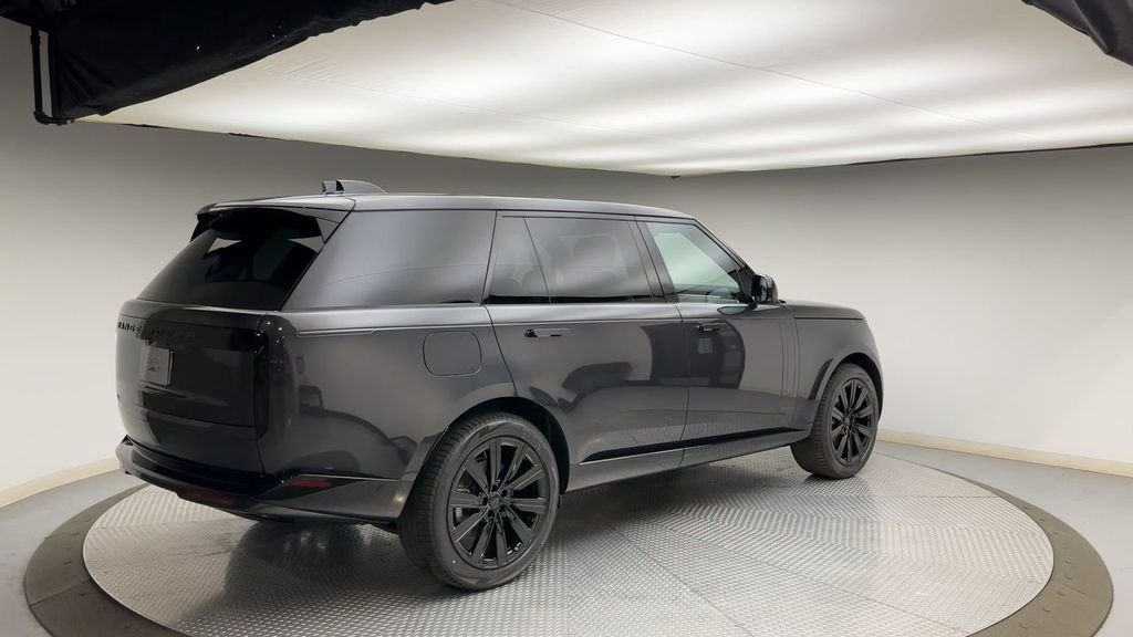New 2026 Carpathian Gray Premium Metallic Land Rover SE image 2