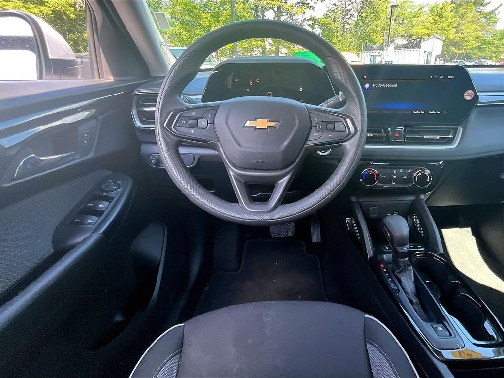 Used 2025 Summit White Chevrolet LT image 17