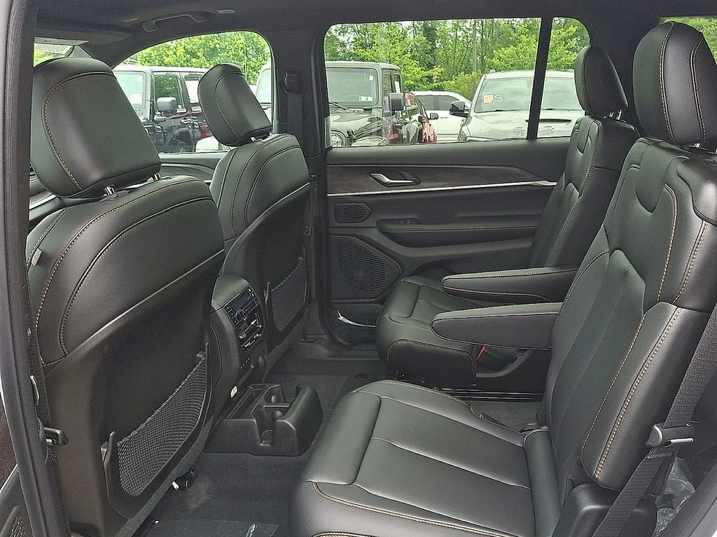 New 2026 Bright White Clear-Coat Exterior Paint Jeep  image 7