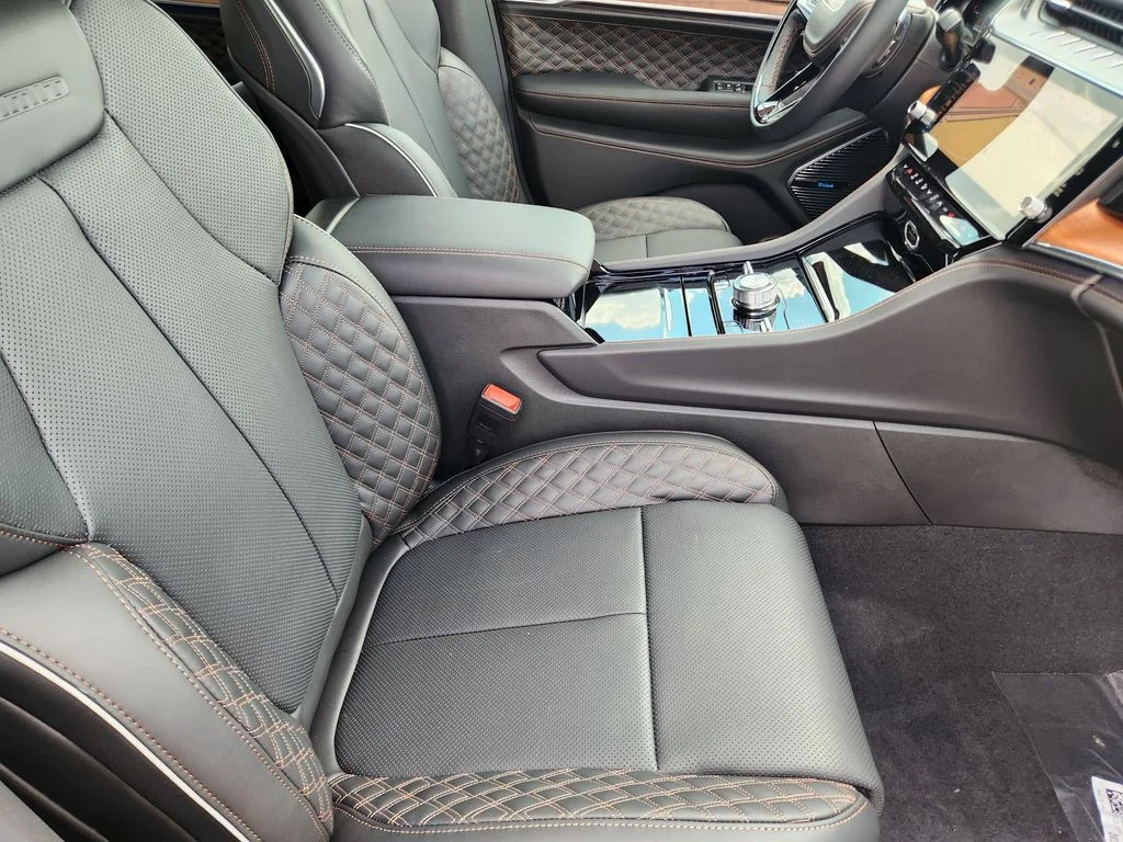 New 2026 Diamond Black Crystal Pearl-Coat Exterior Paint Jeep Summit image 9