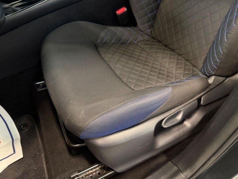2022 Toyota C-HR XLE | CarEdge | CarEdge