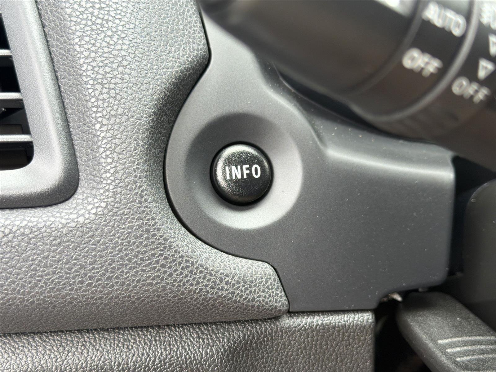 Used 2023 White Diamond Mitsubishi ES image 17