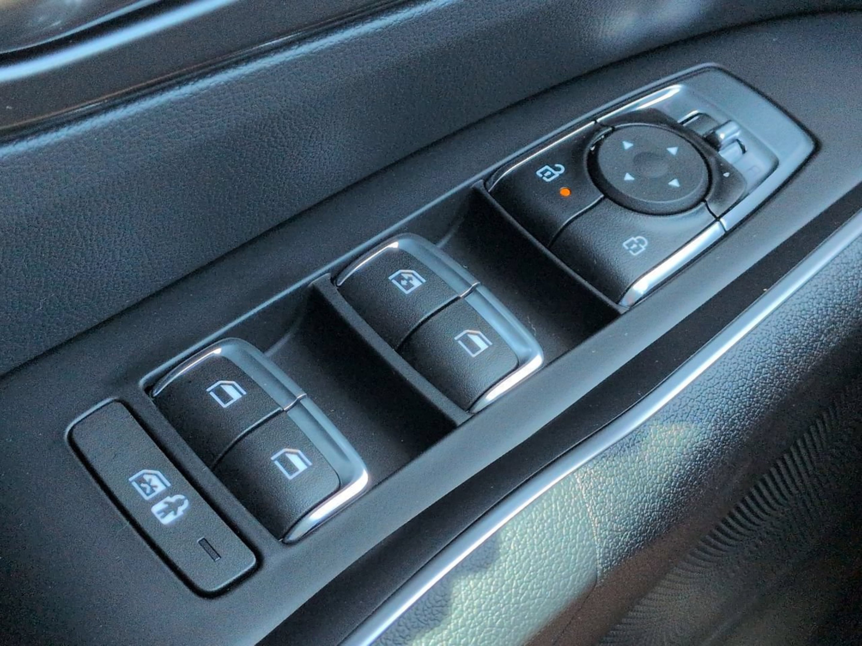 New 2026 Glacial White Pearl Kia LX image 41