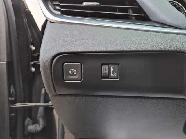 Used 2023 Black Buick Essence image 19