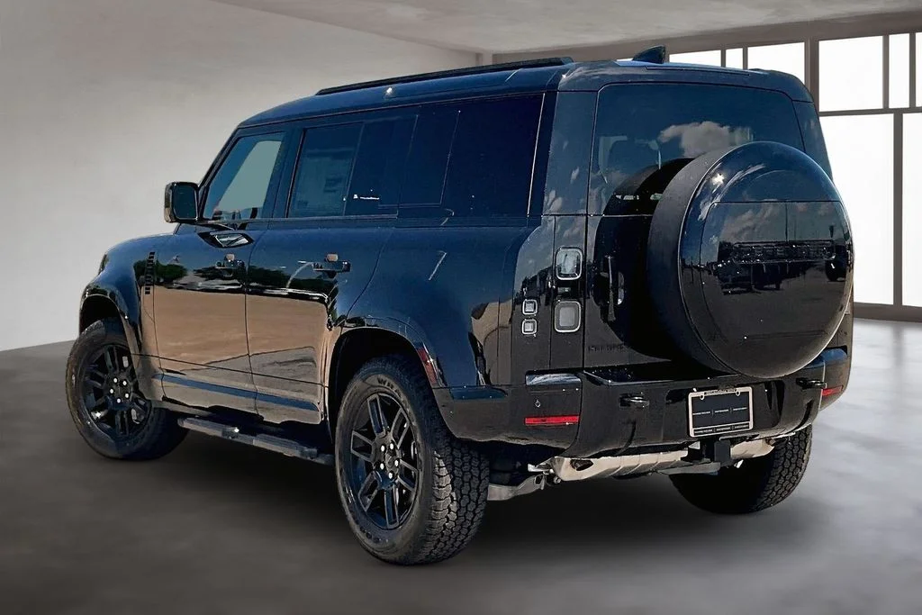 New 2026 Black Land Rover X-Dynamic SE image 3