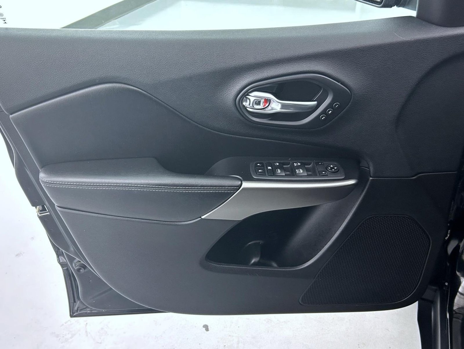 Used 2019 Black Jeep Limited image 9