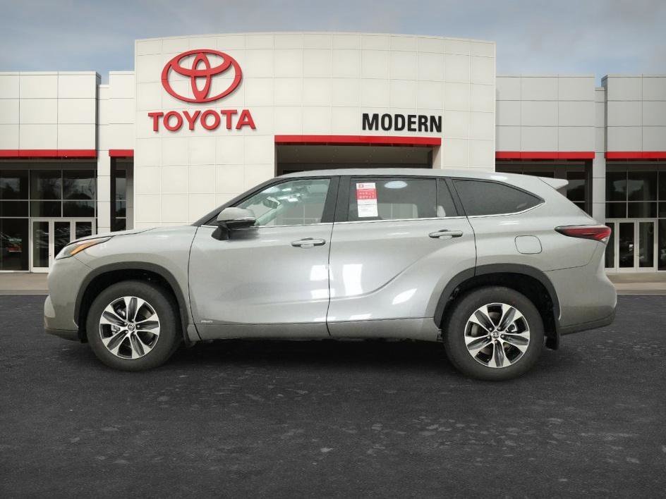 New 2026 Heavy Metallic Toyota Hybrid XLE image 12