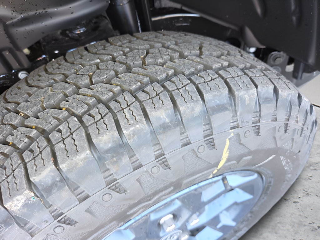 New 2026 Granite Crystal Metallic Clear-Coat Exterior Paint Jeep  image 22