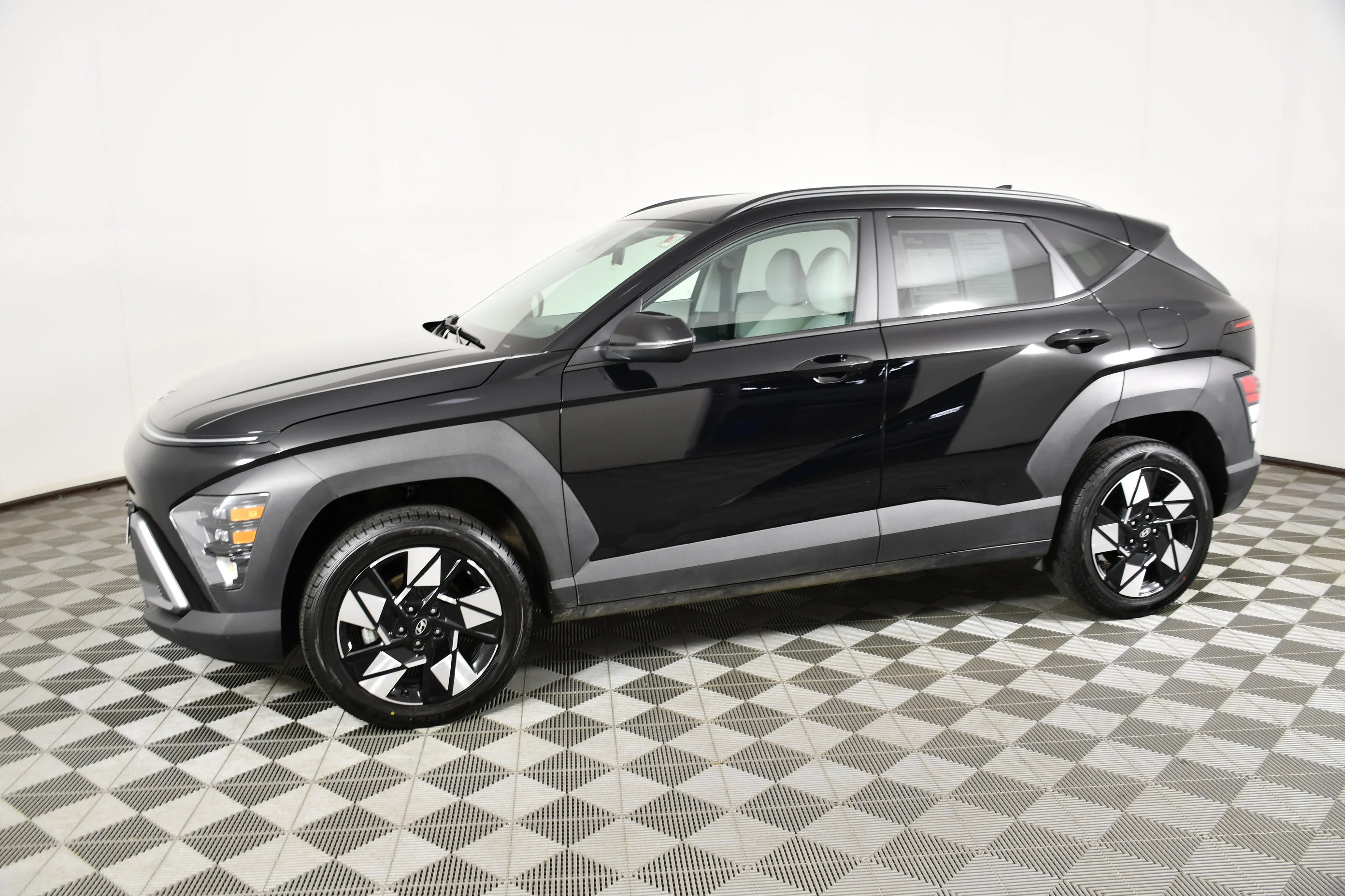 Used 2025 Abyss Black Pearl Hyundai SEL image 9