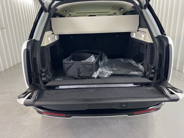 New 2026 Fuji White Land Rover SE image 30