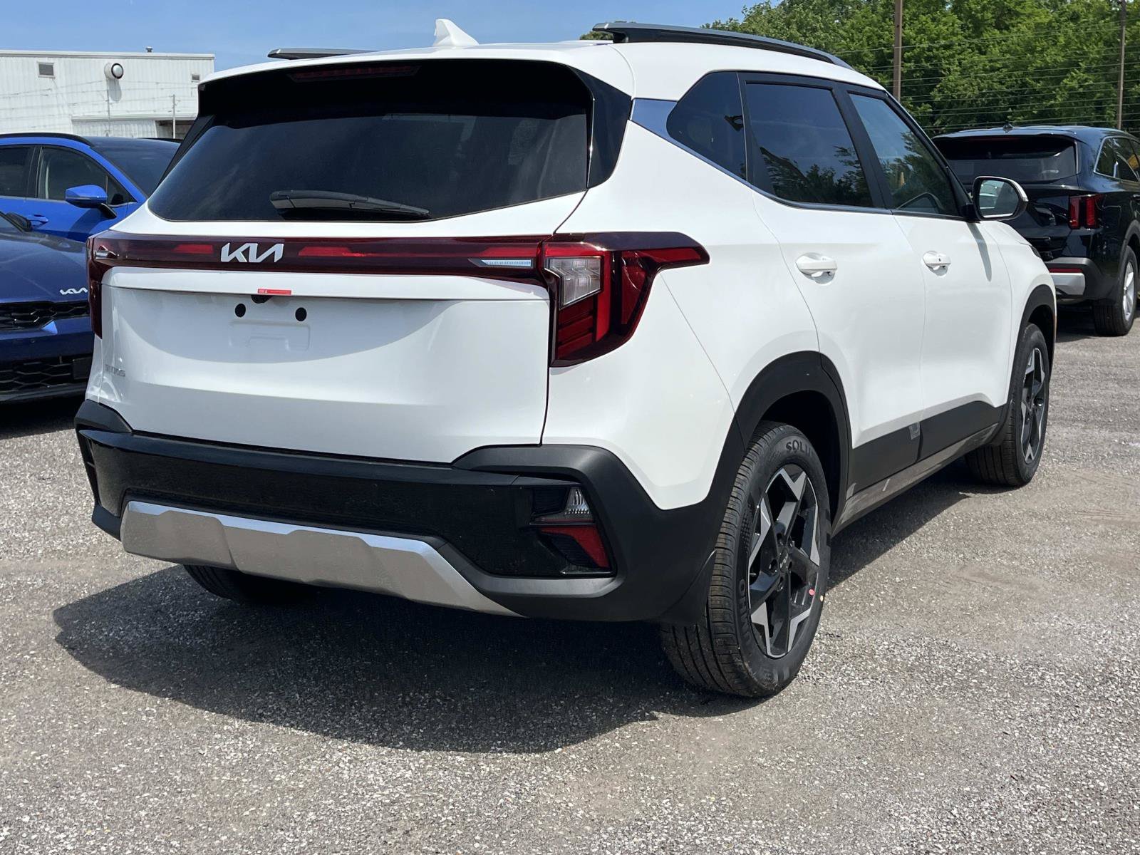 New 2026 Snow White Pearl Kia EX image 7