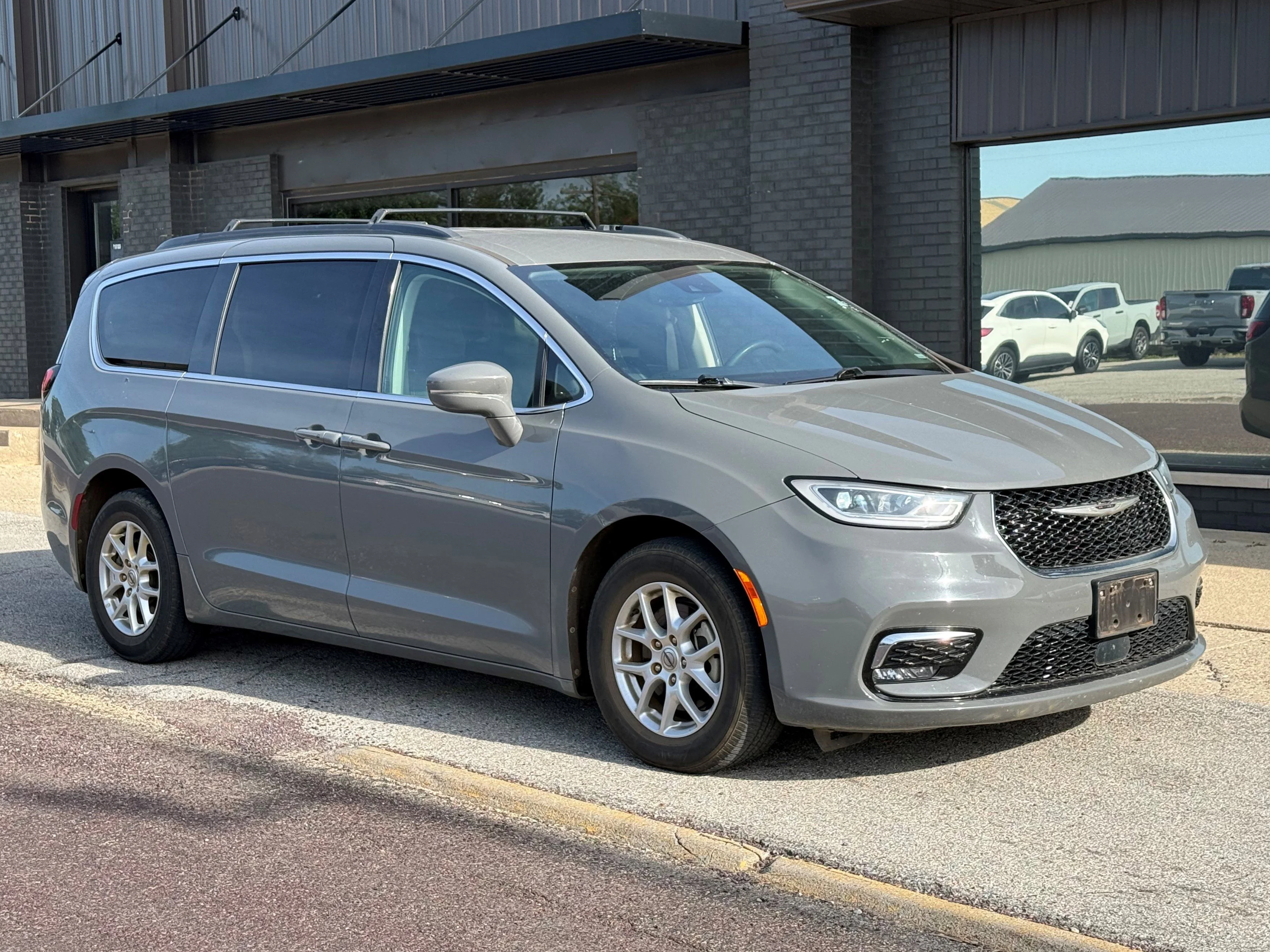 Used 2022 Ceramic Gray Clearcoat Chrysler Touring L image 3