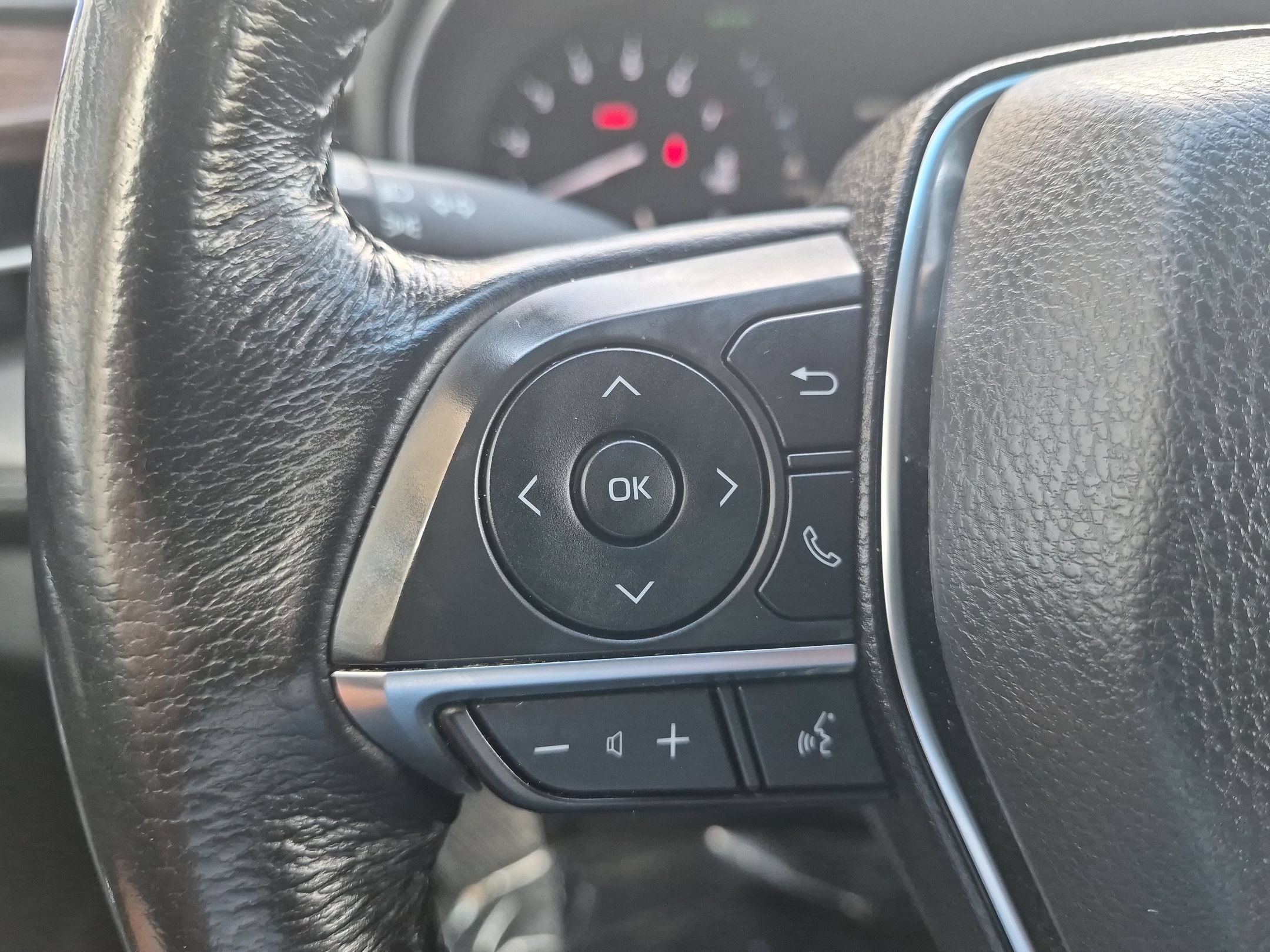 Used 2019 Midnight Black Metallic Toyota XLE image 14