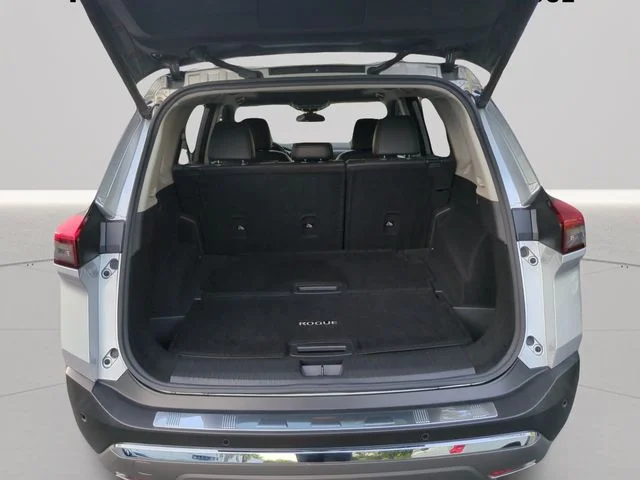 Used 2021 Silver Nissan Platinum image 10