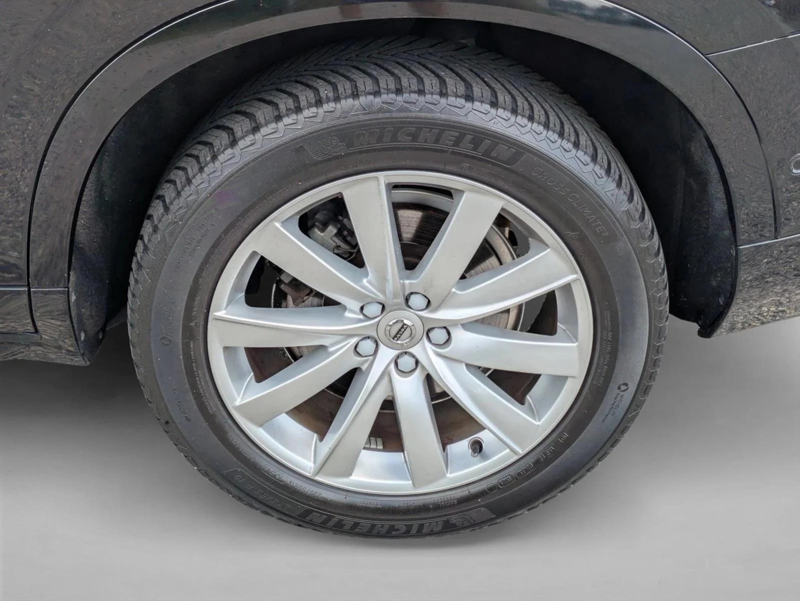 Used 2018 Onyx Black Metallic Volvo Momentum image 7