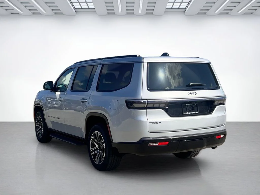 New 2026 Silver-Zynith Exterior Paint Jeep  image 5