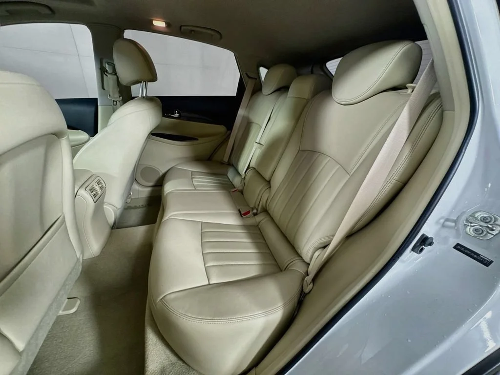 Used 2017 White INFINITI  image 32