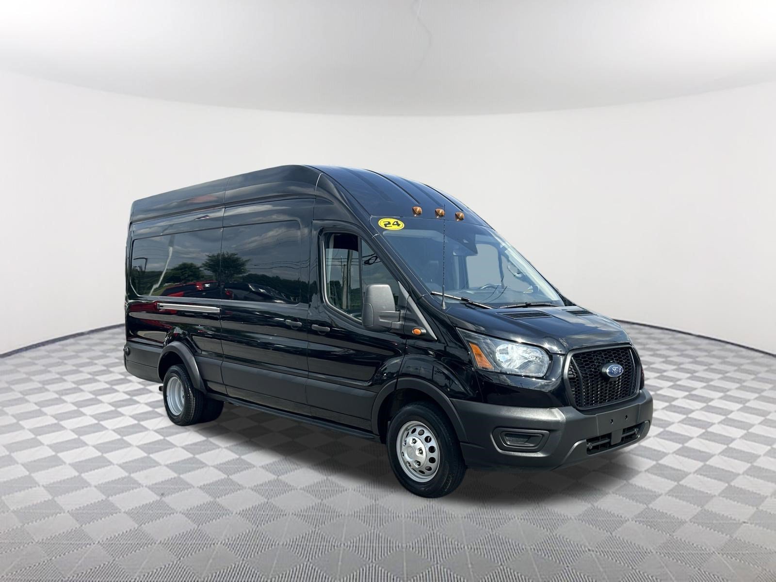 Used 2024 Agate Black Metallic Ford Base image 3