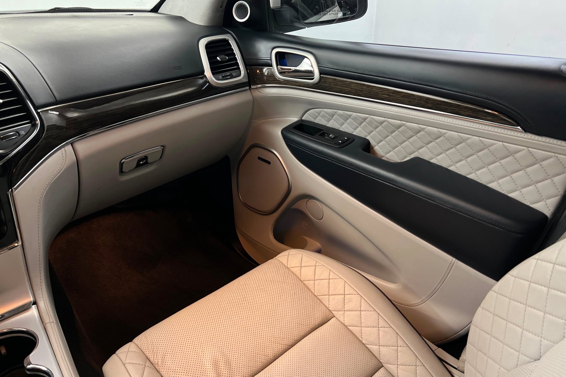 Used 2021 Ivory 3-Coat Jeep Summit image 11