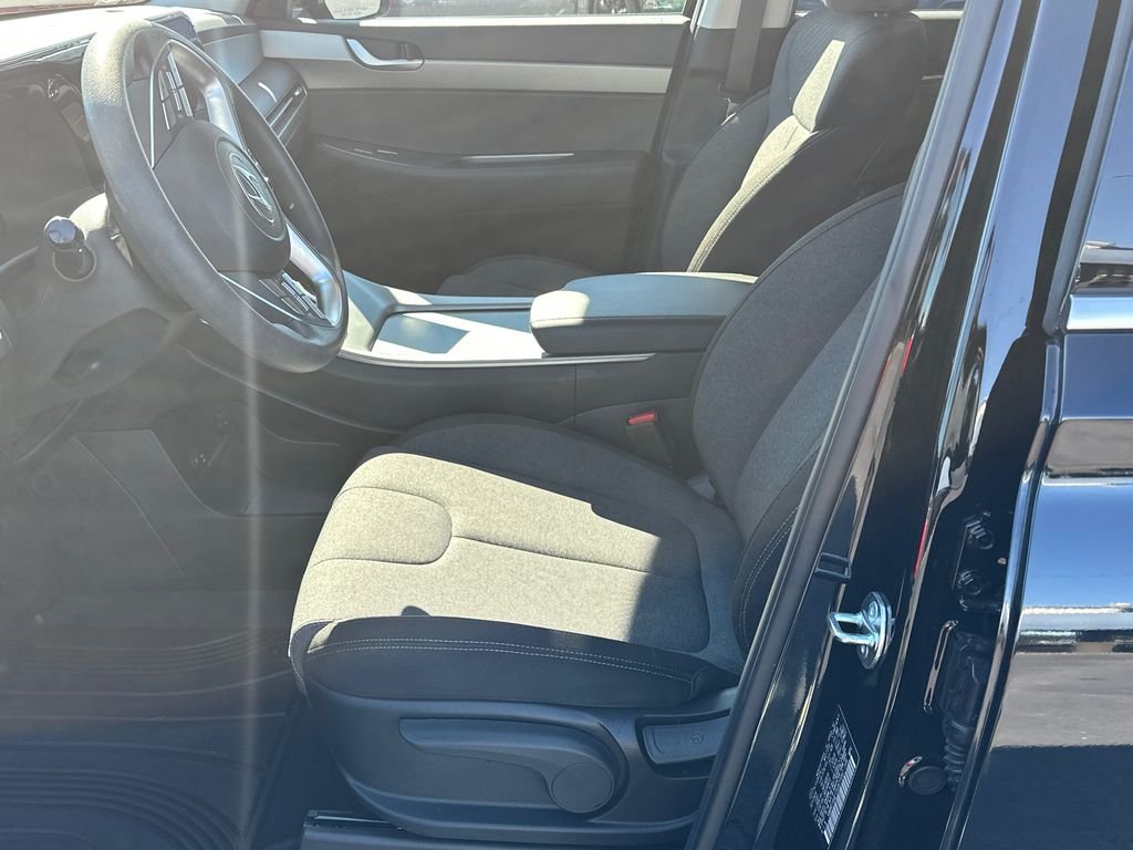 Used 2025 Black Hyundai SE image 9