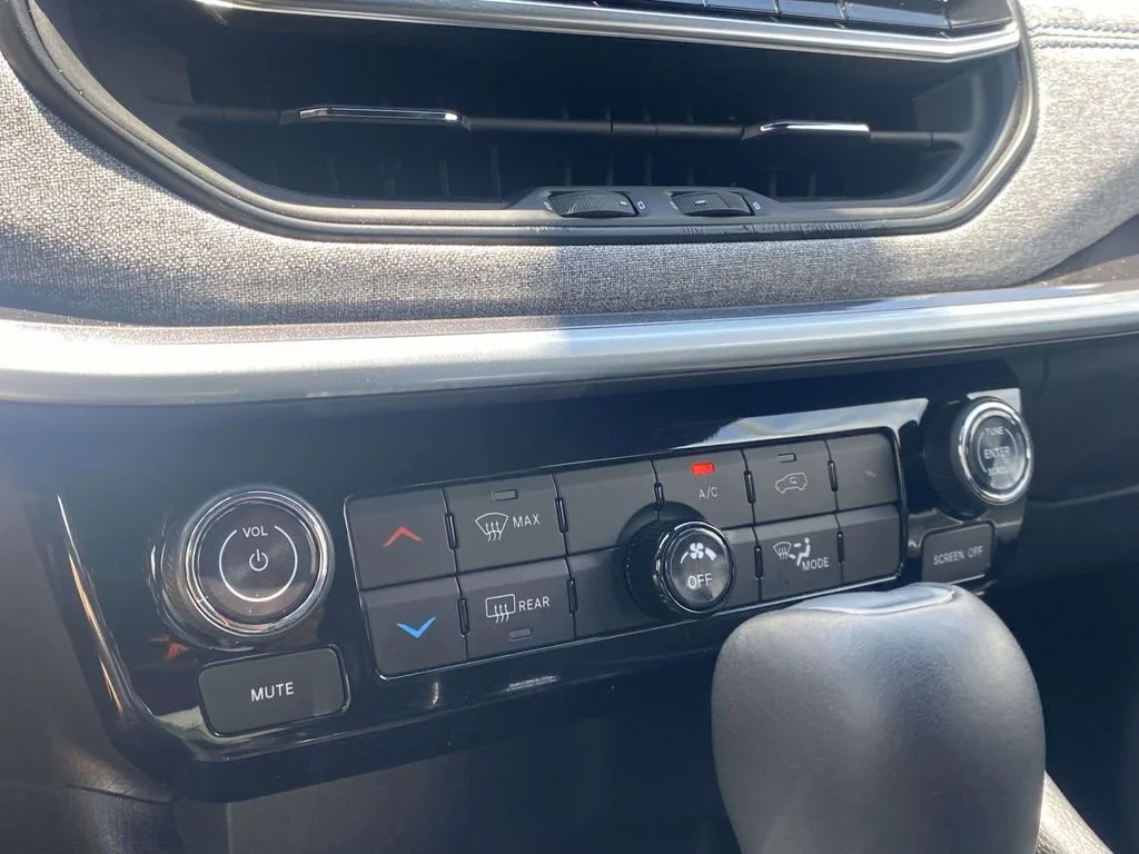 Used 2024 White Jeep Latitude image 25