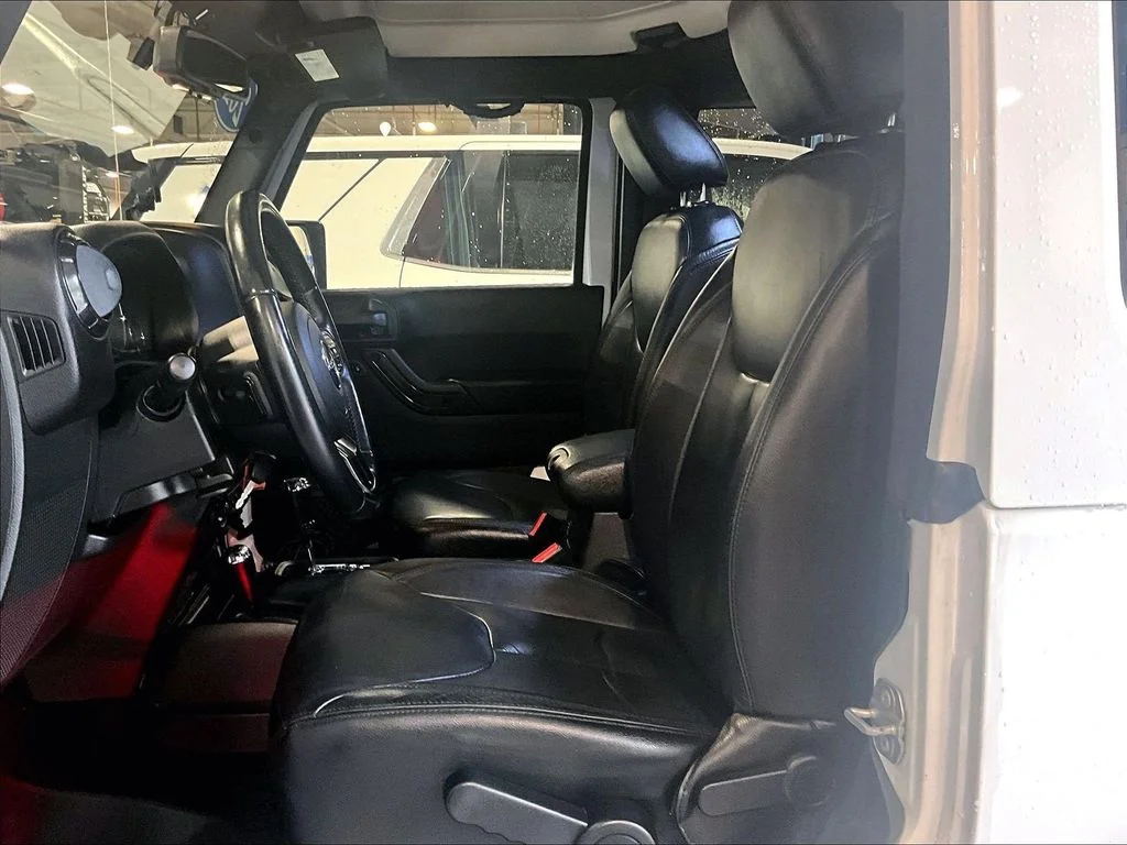 Used 2017 White Jeep Sahara image 10
