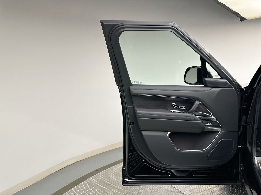 New 2026 Santorini Black Land Rover SE image 9