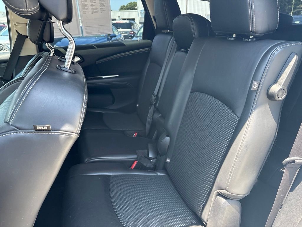 Used 2015 White Dodge Crossroad image 23