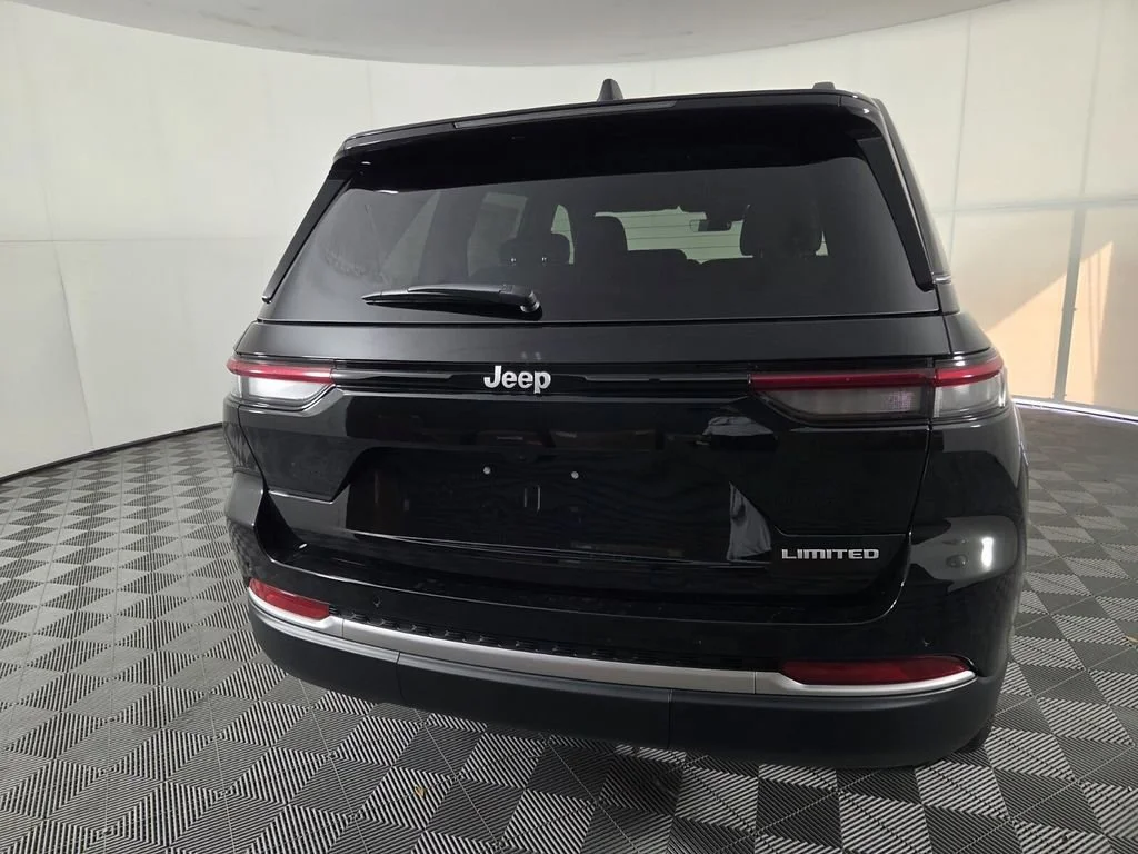 New 2026 Diamond Black Crystal Pearl-Coat Exterior Paint Jeep Limited image 5