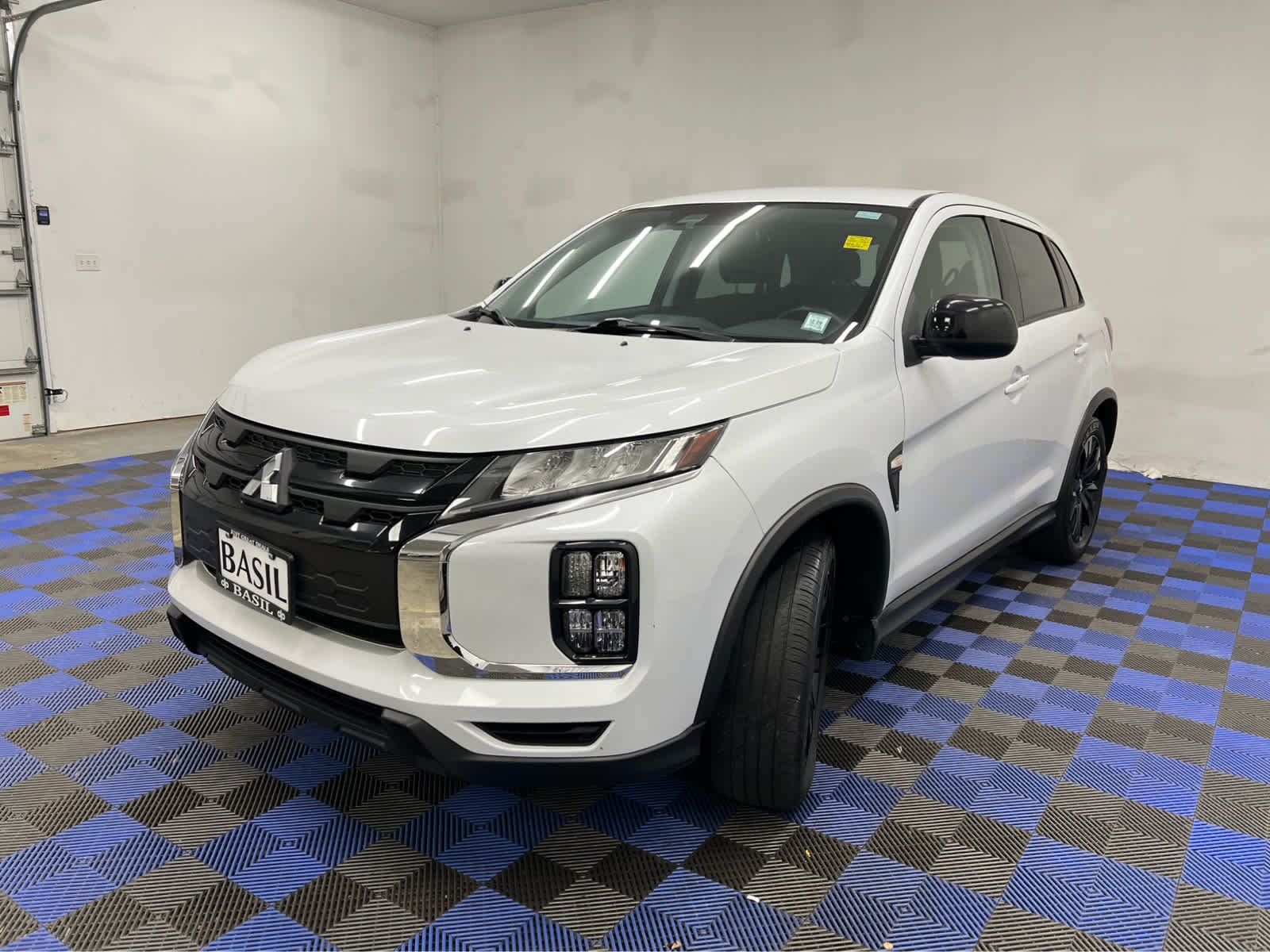 Used 2023 White Diamond Mitsubishi LE image 3