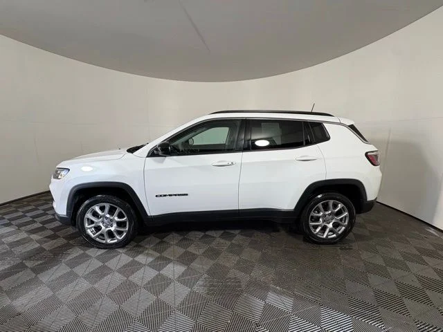 Certified Used 2022 White Jeep Latitude Lux image 4