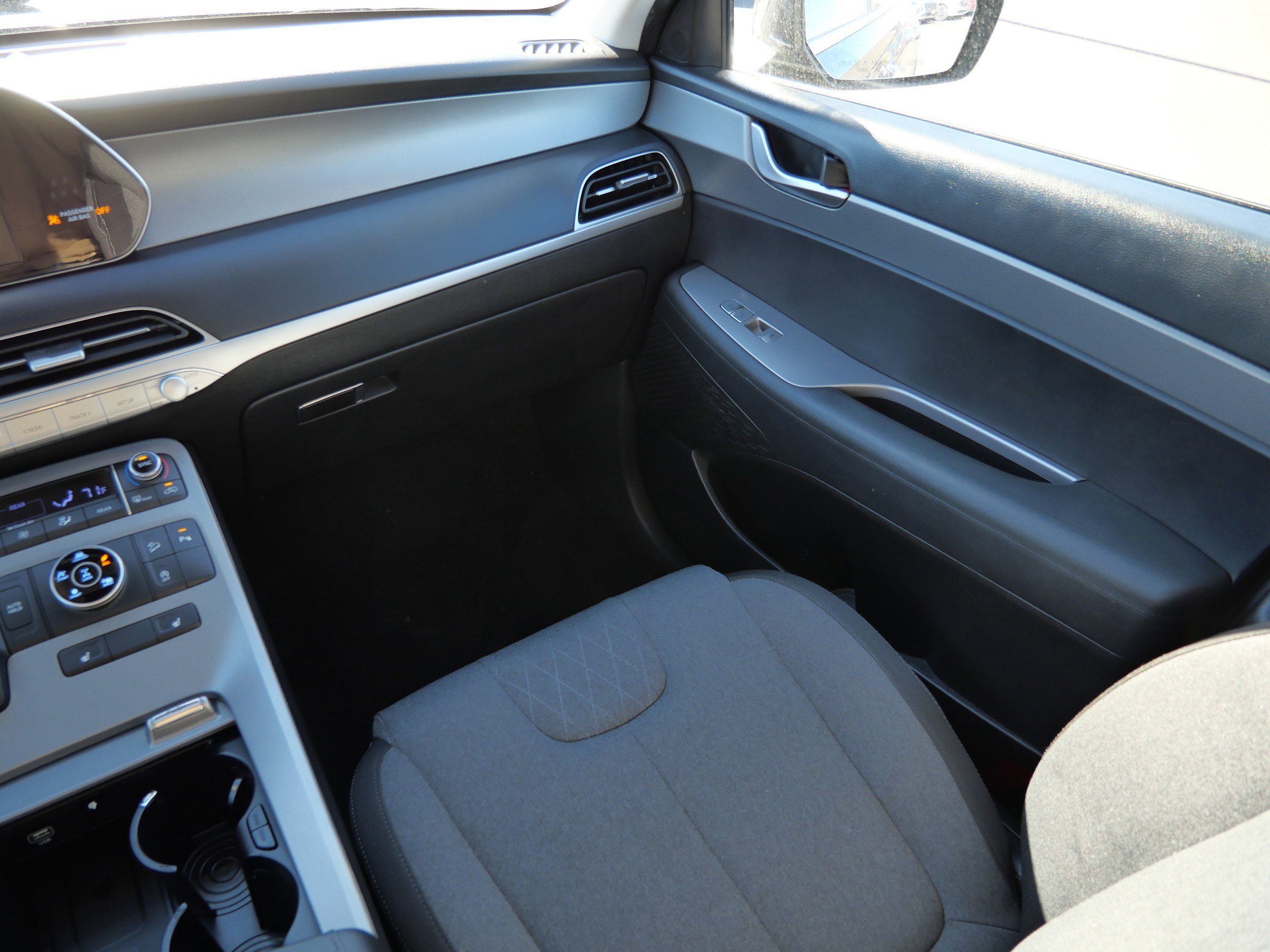Used 2021 Moonlight Cloud Hyundai SEL image 11