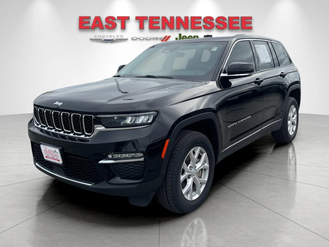 Used 2023  Jeep Limited image 7