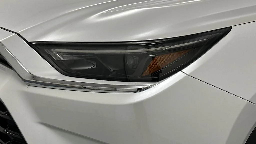 Used 2025  Toyota Limited image 23