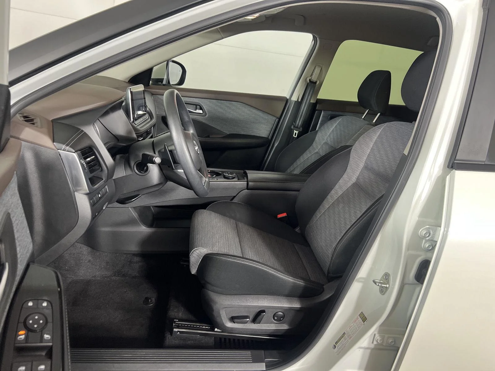 Used 2023 Pearl White Tricoat Nissan SV image 13