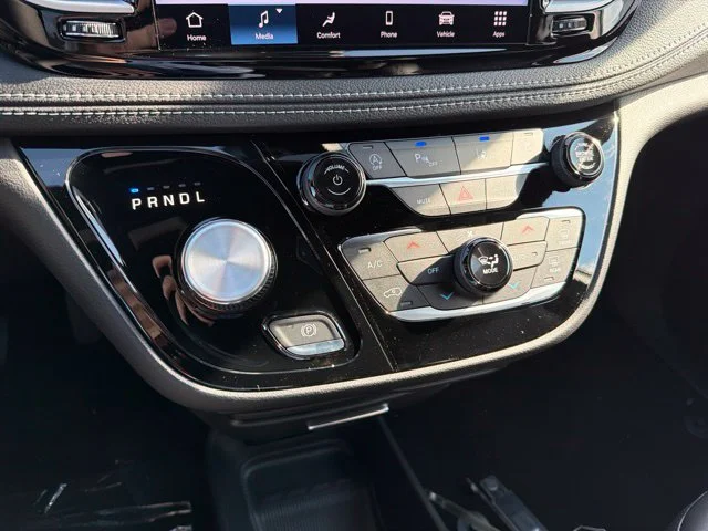 New 2027 White/off-white Chrysler Select image 17