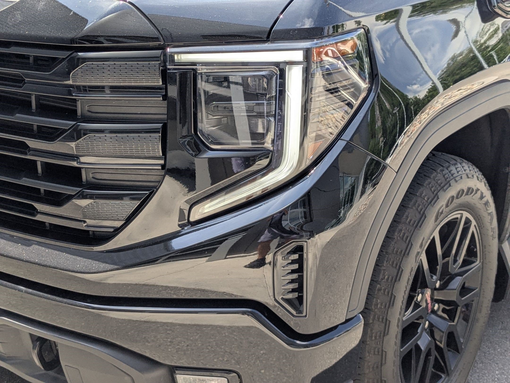 Used 2024 Onyx Black Metallic GMC Elevation image 9