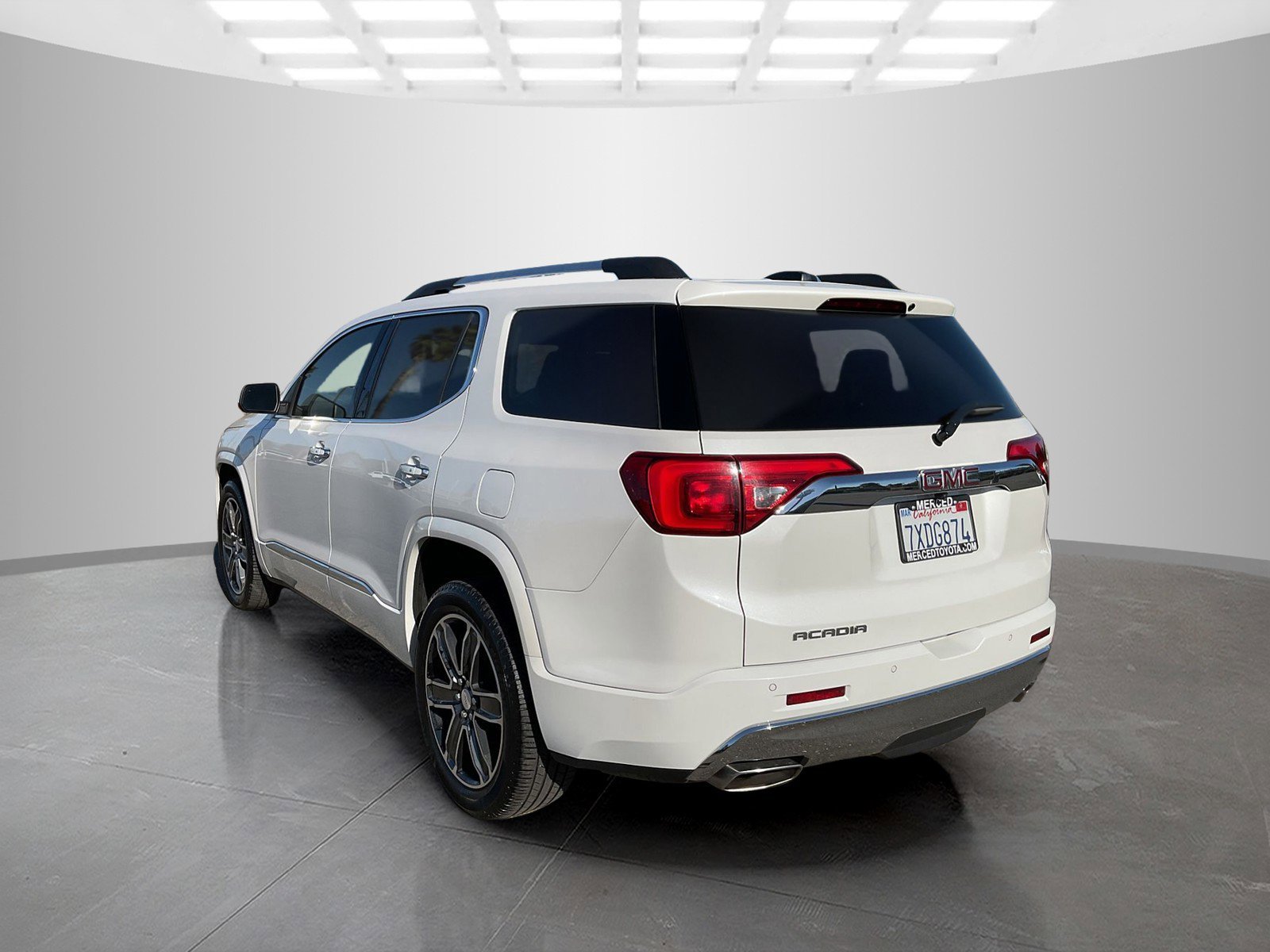 Used 2017 White Frost Tricoat GMC Denali image 3