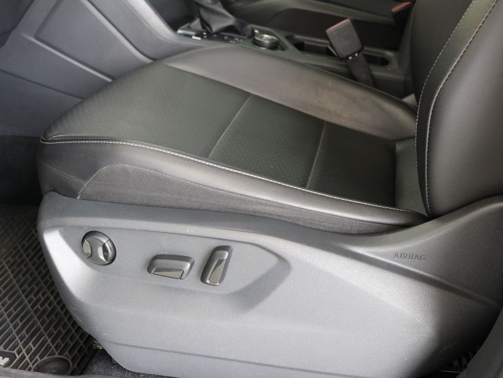 Used 2018 Gray Volkswagen 2.0T SEL image 23