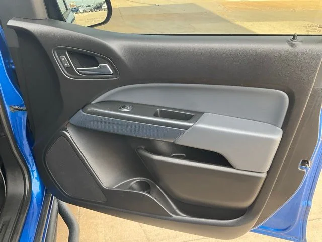 Used 2018 Blue Chevrolet Z71 image 39